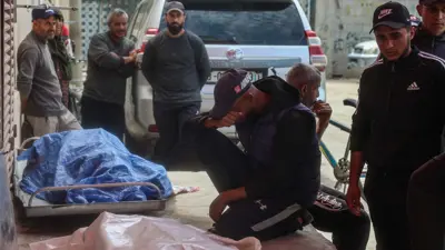 فلسطينيون يودعون أقارب لهم قتلتهم غارة سابقة