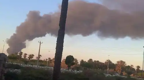 تصاعد الدخان جراء حريق مصنع في إيران