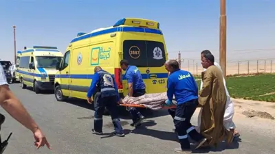 فرق الإسعاف تخلي الضحايا من موقع الحادث