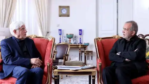 الرئيس الإيراني يتحدث لنائبه محمد رضا عارف