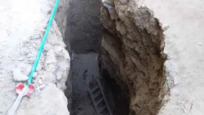 حفرة جراء عملية للتنقيب عن الآثار في الأقصر