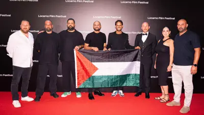 فنانون في مهرجان لوكارنو مع علم فلسطين