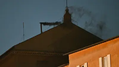 الدخان الأسود المتصاعد من كنيسة "سيستينا"