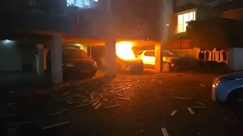 سيارة تحترق جراء القصف الإيراني على تل أبيب