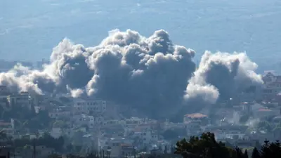 أعمدة دخان تتصاعد جراء قصف إسرائيلي