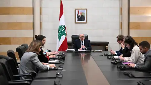 رئيس الوزراء اللبناني نواف سلام يتحدث إلى الصحفيين 