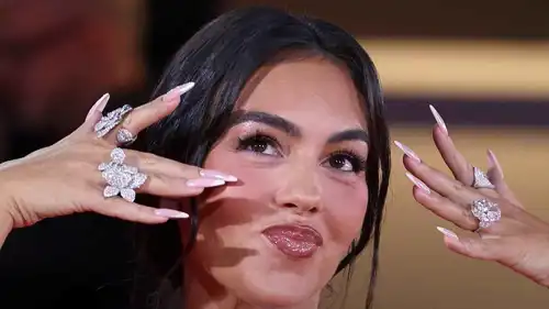  جورجينا رودريغيز تتباهى بخاتم كريستيانو رونالدو