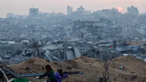 أطفال فلسطينيون وسط الدمار في منطقة جباليا