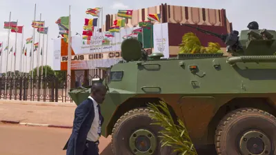 أعلام الدول الأفريقية أثناء قمة سابقة في النيجر