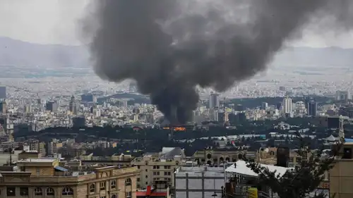دخان إثر قصف إسرائيلي سابق على طهران