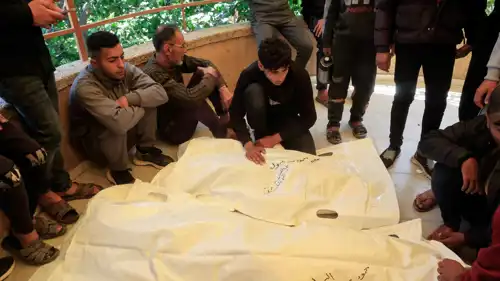 فلسطينيون يودعون أقاربهم من ضحايا القصف على خان يونس