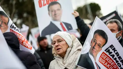 مؤيدين يحملون صور ولافتات أكرم إمام أوغلو