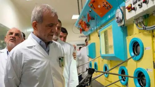 الرئيس الإيراني خلال زيارة محطة نووية