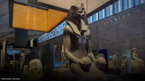 بعد تلاوته لآيات قرآنية أمام تماثيل الفراعنة.. بلوغر مصري بقبضة الأمن