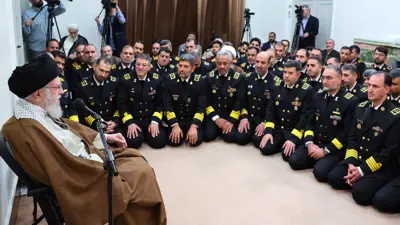 خامنئي مع قادة عسكريين