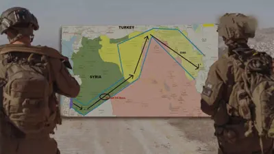 جنديان إسرائيليان أمام خارطة لسوريا والمنطقة