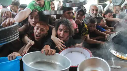 غزيون يتجمعون للحصول على وجبة طعام