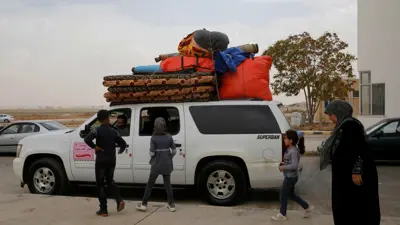 سوريون يعبرون الحدود الأردنية للعودة إلى بلادهم