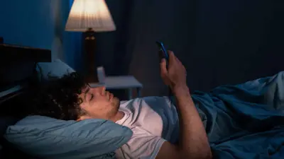 شاب يسهر حتى وقت متأخر