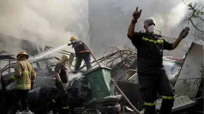 الدفاع المدني يبحث عن ضحايا بعد الغارة على بلدة في صيدا