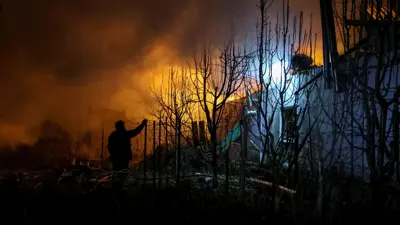 نيران إثر قصف روسي سابق على خيرسون