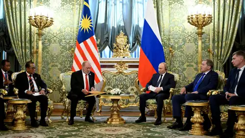 ملك ماليزيا والرئيس الروسي