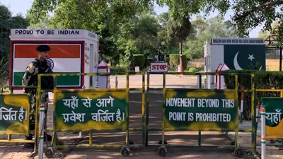 جندي من قوة أمن الحدود الهندية يقف حارسًا على الحدود الدولية مع باكستان في سوتشيتجار بالقرب من جامو