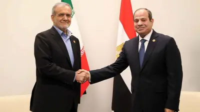 الرئيس المصري مصافحًا مسعود بزشكيان خلال لقاء سابق