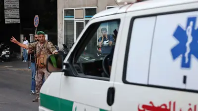 سيارة إسعاف تحمل مصابا بانفجار بيجر في بيروت