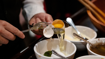 شخص يستخدم البيض لإعداد وجبة طعام