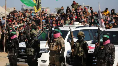 قوة من حماس خلال عملية تسليم رهائن