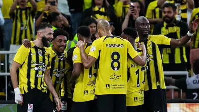نجوم فريق الاتحاد يحتفلون بالفوز على الهلال