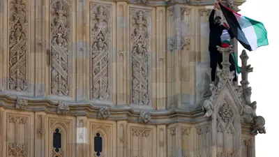 الرجل يرفع علم فلسطين على برج بيغ بن