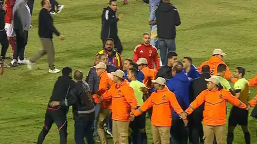 اشتباكات لاعبو الأهلي مع الحكم محمود وفا