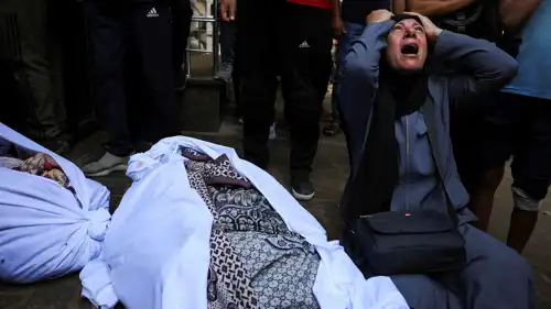 فلسطينية تنتحب على وداع أبنائها في غزة