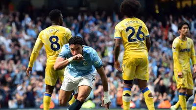 عمر مرموش يحتفل بهدفه في مرمى كريستال بالاس