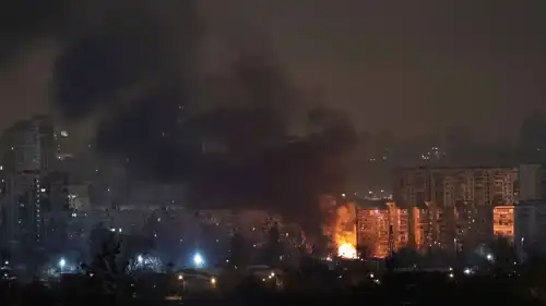 الدخان يتصاعد من أحد المواقع المستهدفة في كييف