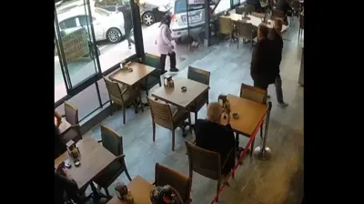 اللحظة التي سبقت اقتحام السيارة للمقهى