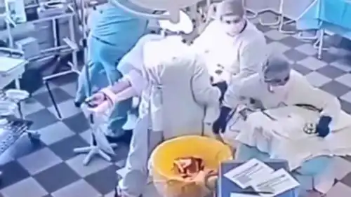 خلال إجراء العملية أثناء الزلزال المدمر