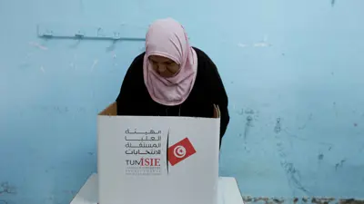 امرأة تُدّلي بصوتها في انتخابات تونسية سابقة