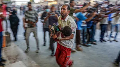 نسعف يحمل طفلا مصاباً في خان يونس 