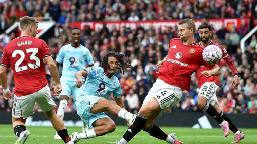 حنبعل المجبري في مباراة مانشستر يونايتد وبيرنلي