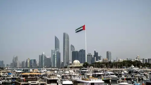 علم دولة الإمارات في أبوظبي