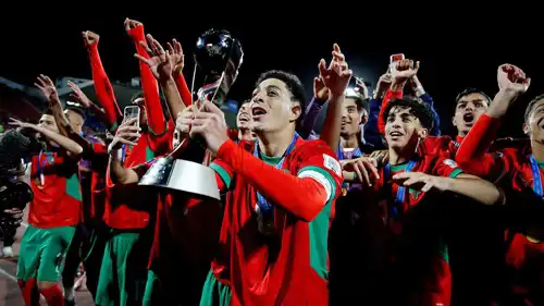 لاعبو المغرب يحتفلون بالتتويج بكأس العالم للشباب