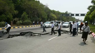 أضرار في طريق عام في ميانمار بعد الزلزال المدمر