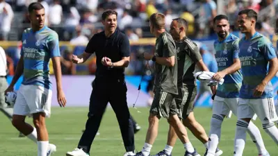 تشابي ألونسو مع لاعبي ريال مدريد