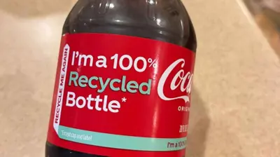 عبارة تشير إلى أن عبوة كوكا كولا معاد تدويرها بالكامل