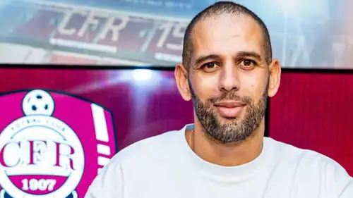 إسلام سليماني عند توقيع العقد مع نادي كلوج
