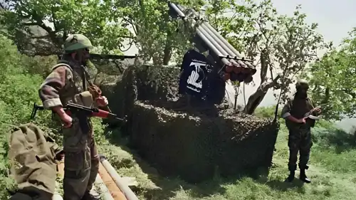 عناصر من "حزب الله" بجوار منصة صواريخ