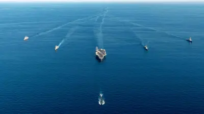 بوارج وزوارق حربية أمريكية في بحر اليابان